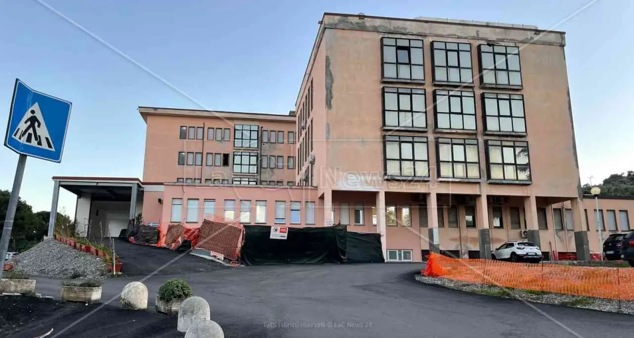 Ospedale di Cariati, la rinascita ancora bloccata da carenze di personale e lavori a rilento: «Occhiuto venga a vedere»