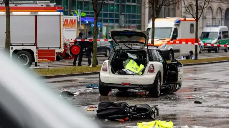 <p>L&#39;auto che ha travolto la folla a Monaco di Baviera (Ansa)</p>\\n