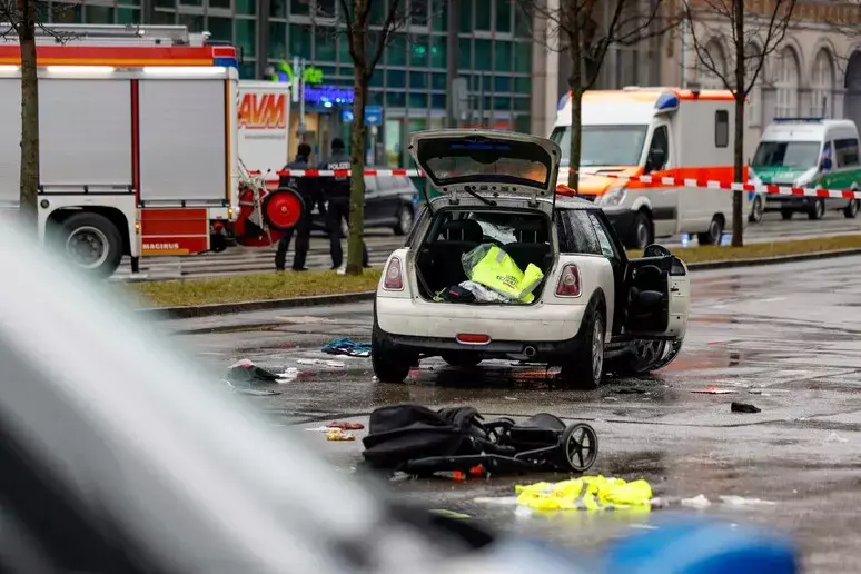 Auto si lancia sulla folla a Monaco di Baviera: almeno un morto e 28 feriti, coinvolti anche bambini\n