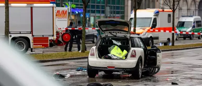 Auto si lancia sulla folla a Monaco di Baviera: almeno un morto e 28 feriti, coinvolti anche bambini\n