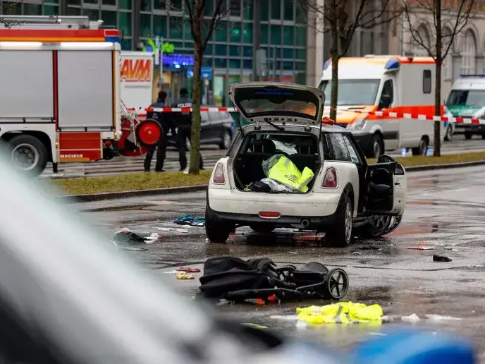 Auto si lancia sulla folla a Monaco di Baviera: almeno un morto e 28 feriti, coinvolti anche bambini