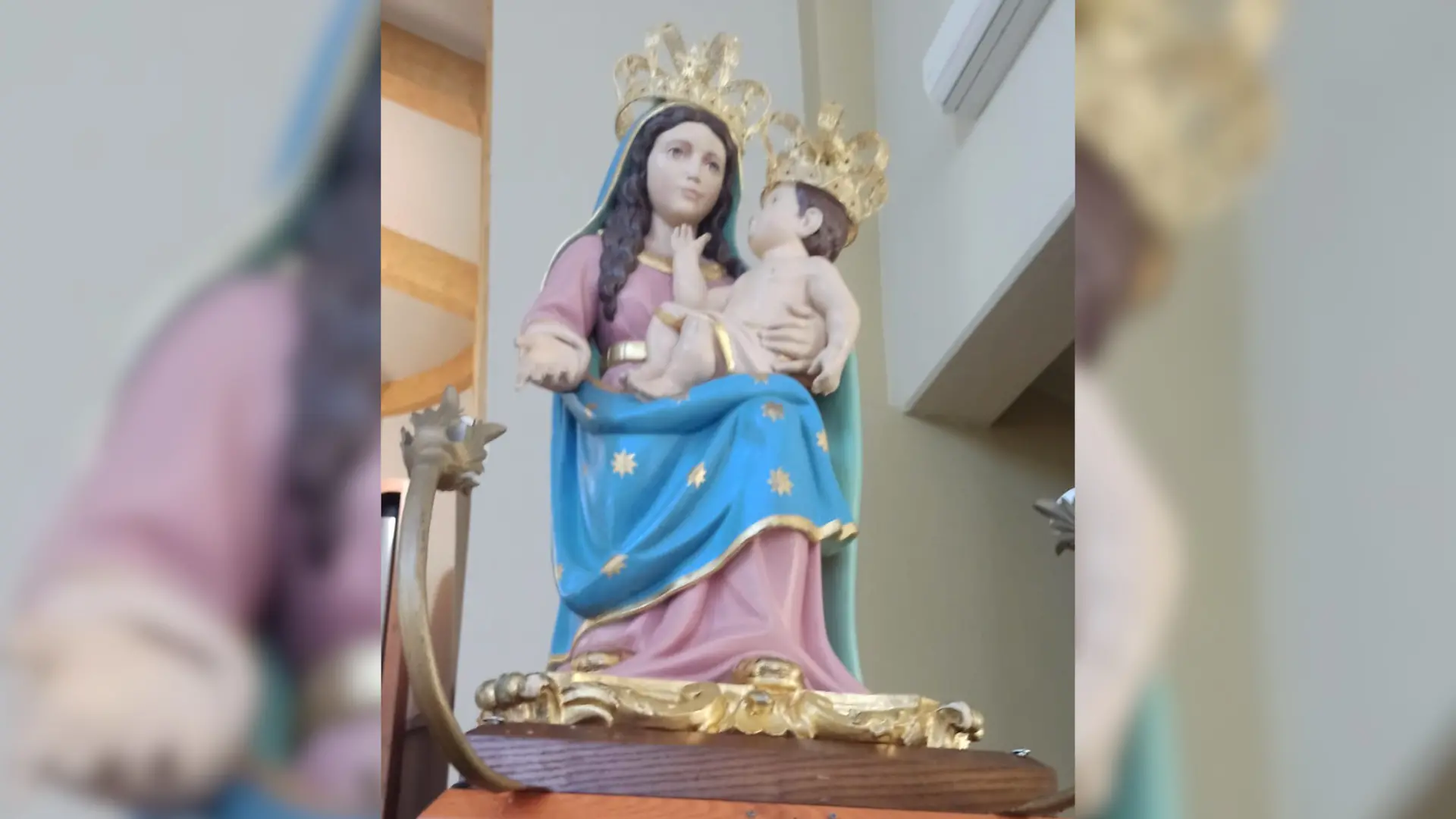 <p>La sacra effige della Madonna della Grotta di Praia a Mare</p>\\n