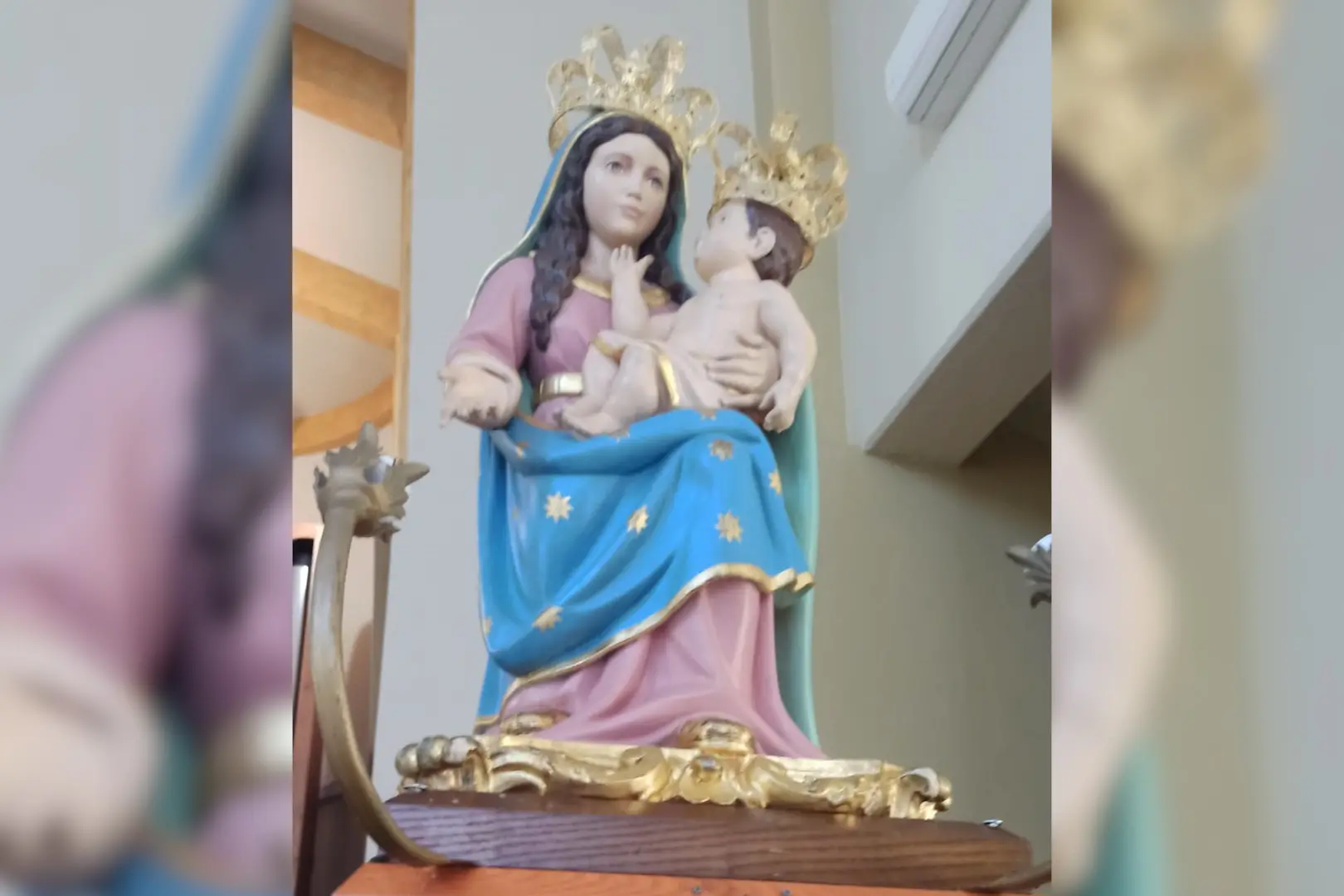 <p>La sacra effige della Madonna della Grotta di Praia a Mare</p>\\n
