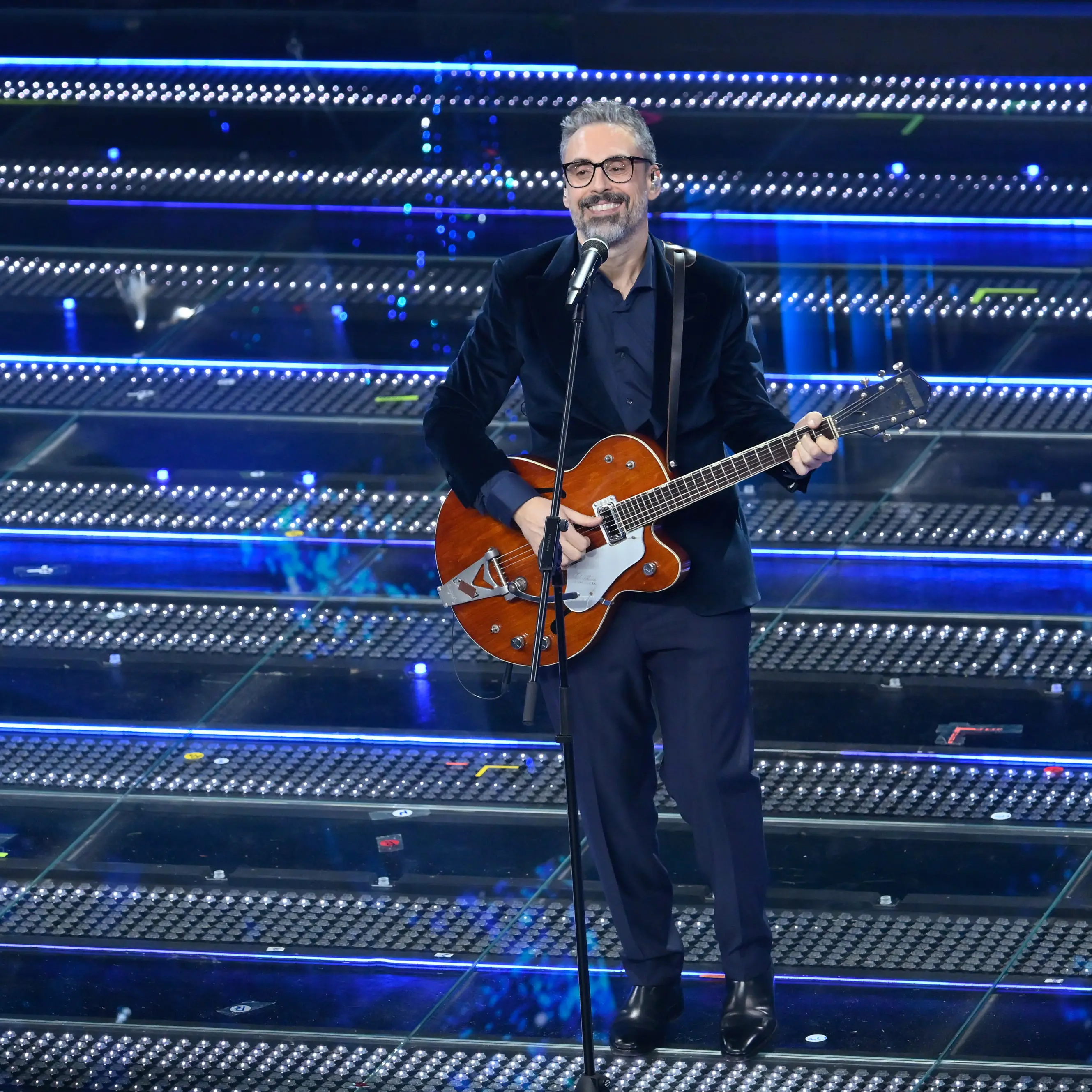 Sanremo 2025, Brunori incanta ancora una volta l’Ariston: standing ovation per il cantautore calabrese