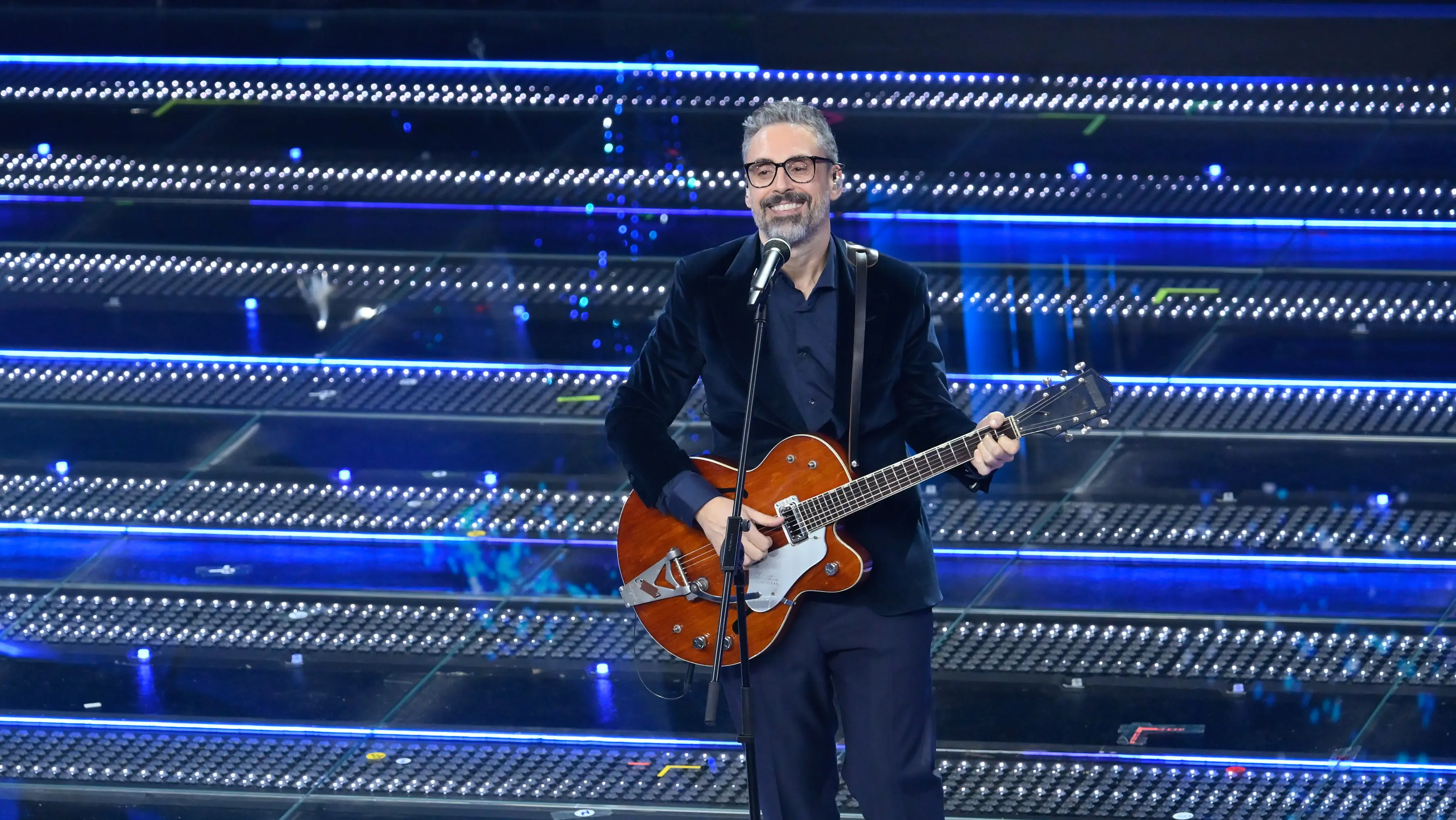 Sanremo 2025, Brunori incanta ancora una volta l’Ariston: standing ovation per il cantautore calabrese