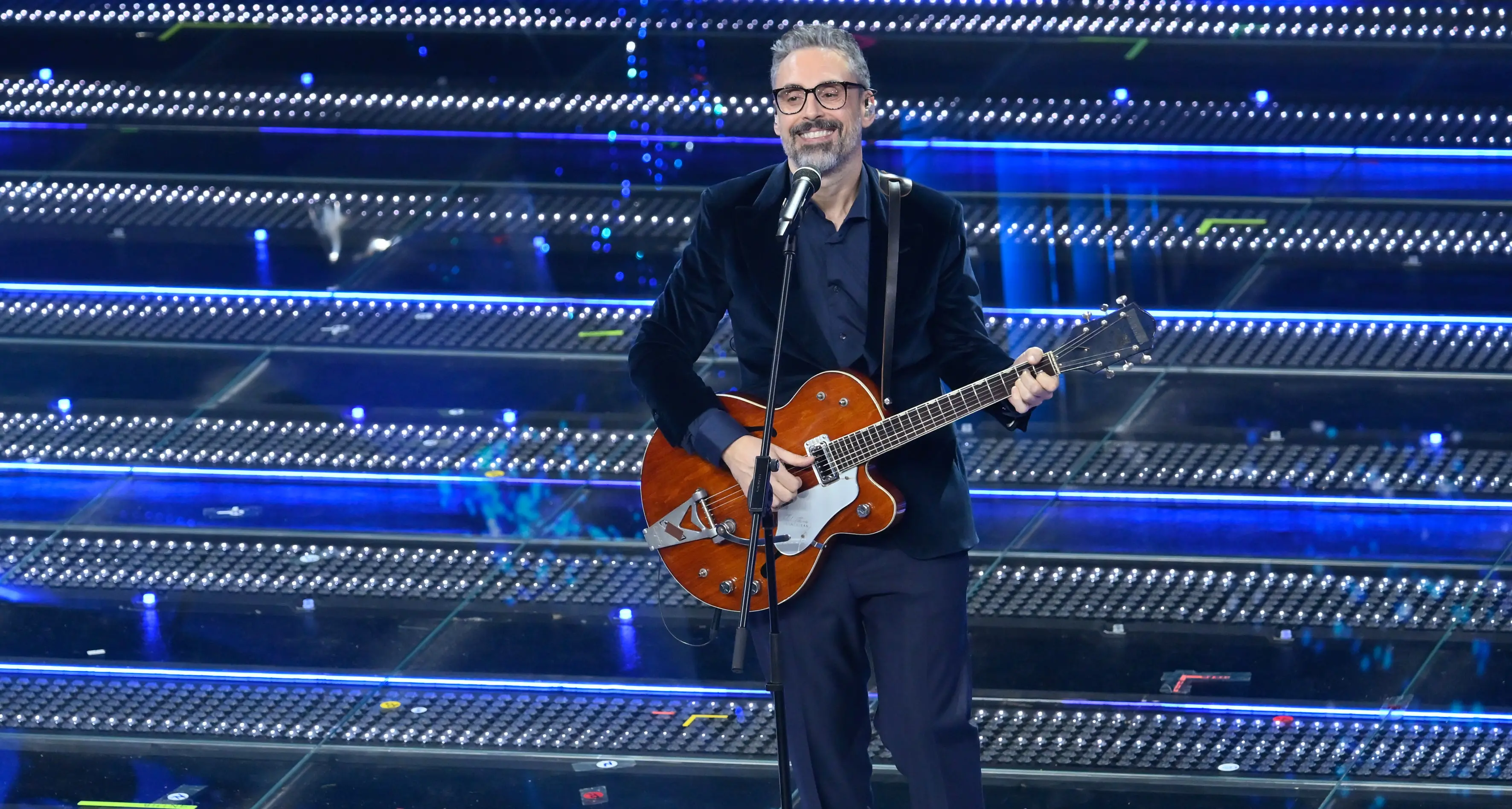 Sanremo 2025, Brunori incanta ancora una volta l’Ariston: standing ovation per il cantautore calabrese