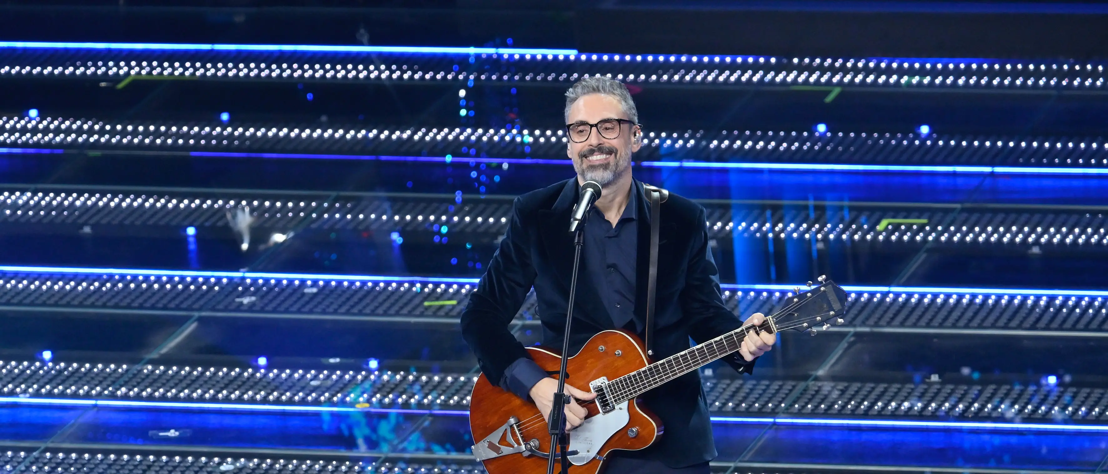 Sanremo 2025, Brunori incanta ancora una volta l’Ariston: standing ovation per il cantautore calabrese