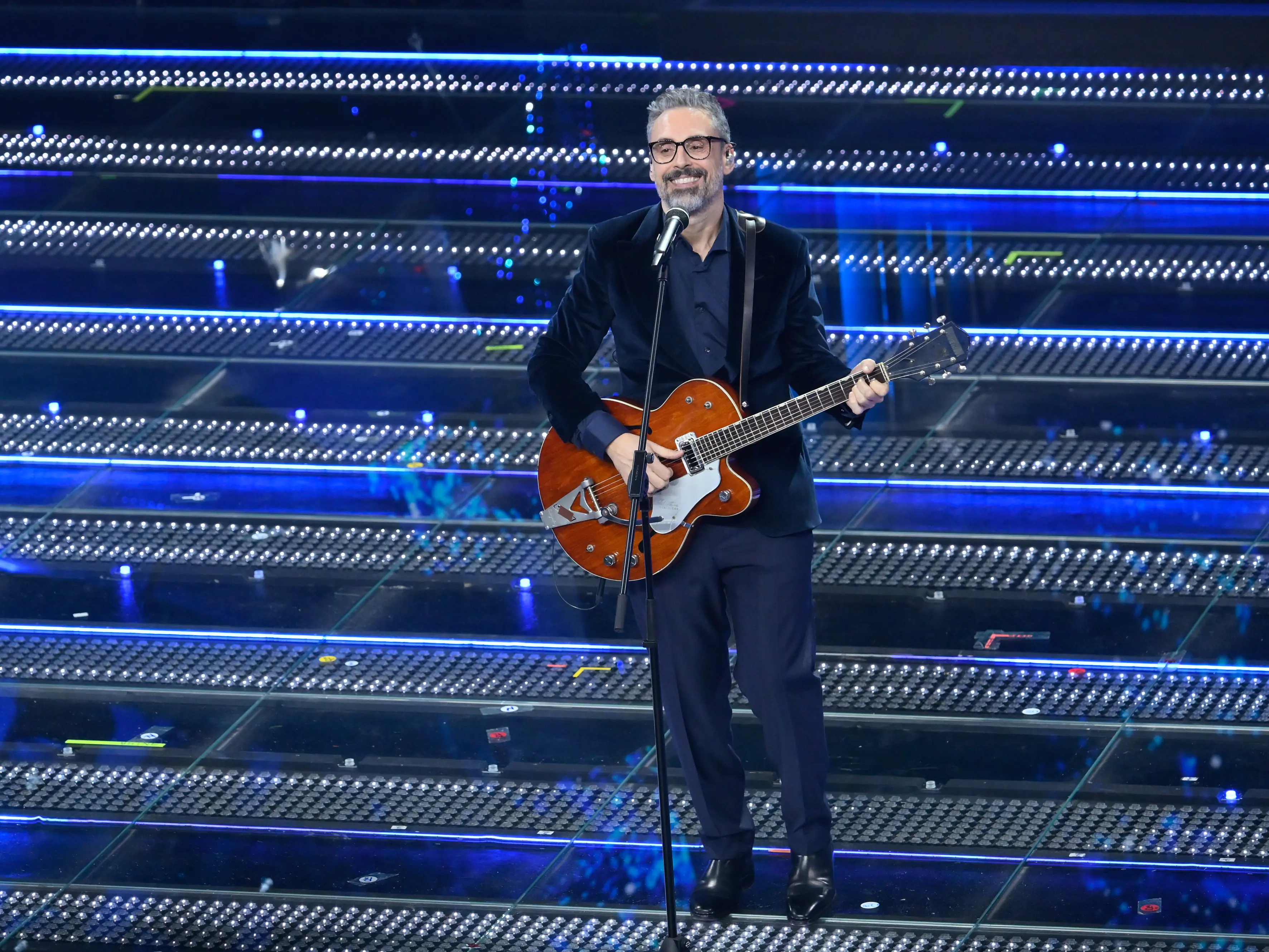 Sanremo 2025, Brunori incanta ancora una volta l’Ariston: standing ovation per il cantautore calabrese