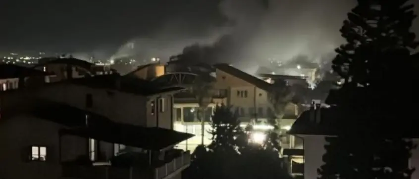 Incendio a Corigliano, fiamme in un garage in centro: due auto distrutte e persone intossicate