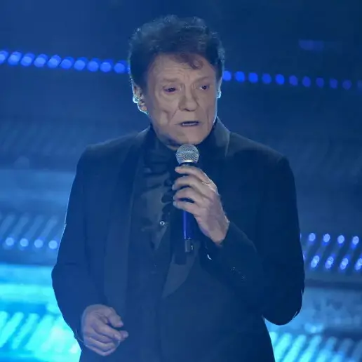 Sanremo, Massimo Ranieri si esibisce con un occhio rosso: «Cosa è successo?»