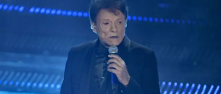 Sanremo, Massimo Ranieri si esibisce con un occhio rosso: «Cosa è successo?»