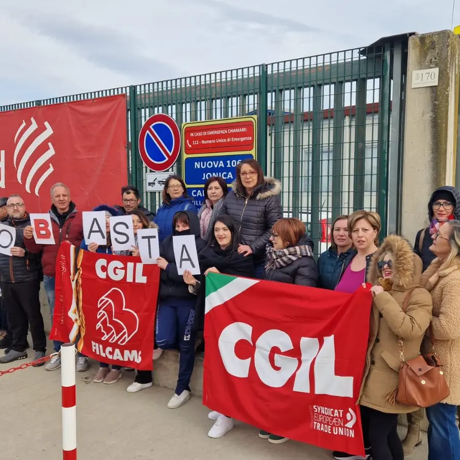 Lavori sulla statale 106, a Villapiana la protesta degli operatori della mensa: «Non ci pagano da mesi»