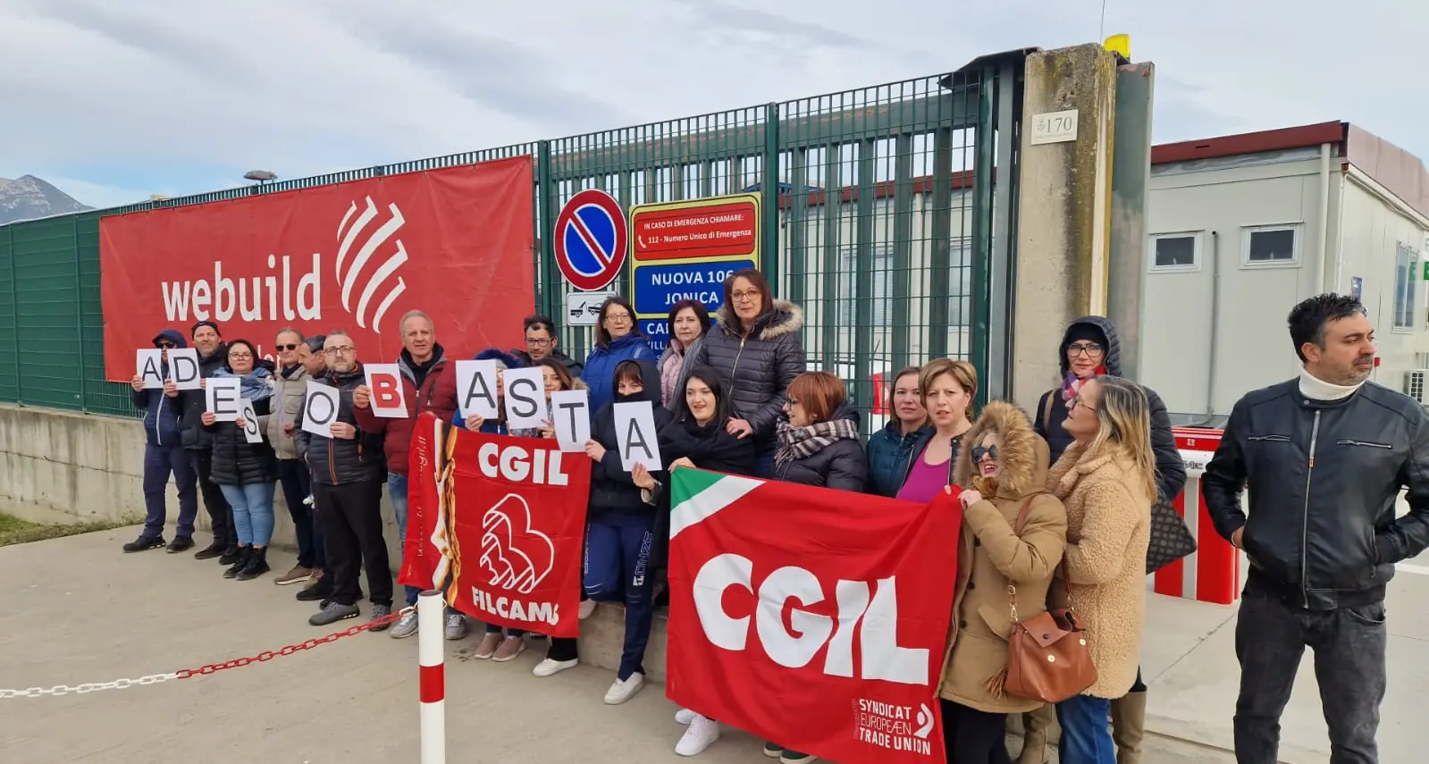 Lavori sulla statale 106, a Villapiana la protesta degli operatori della mensa: «Non ci pagano da mesi»