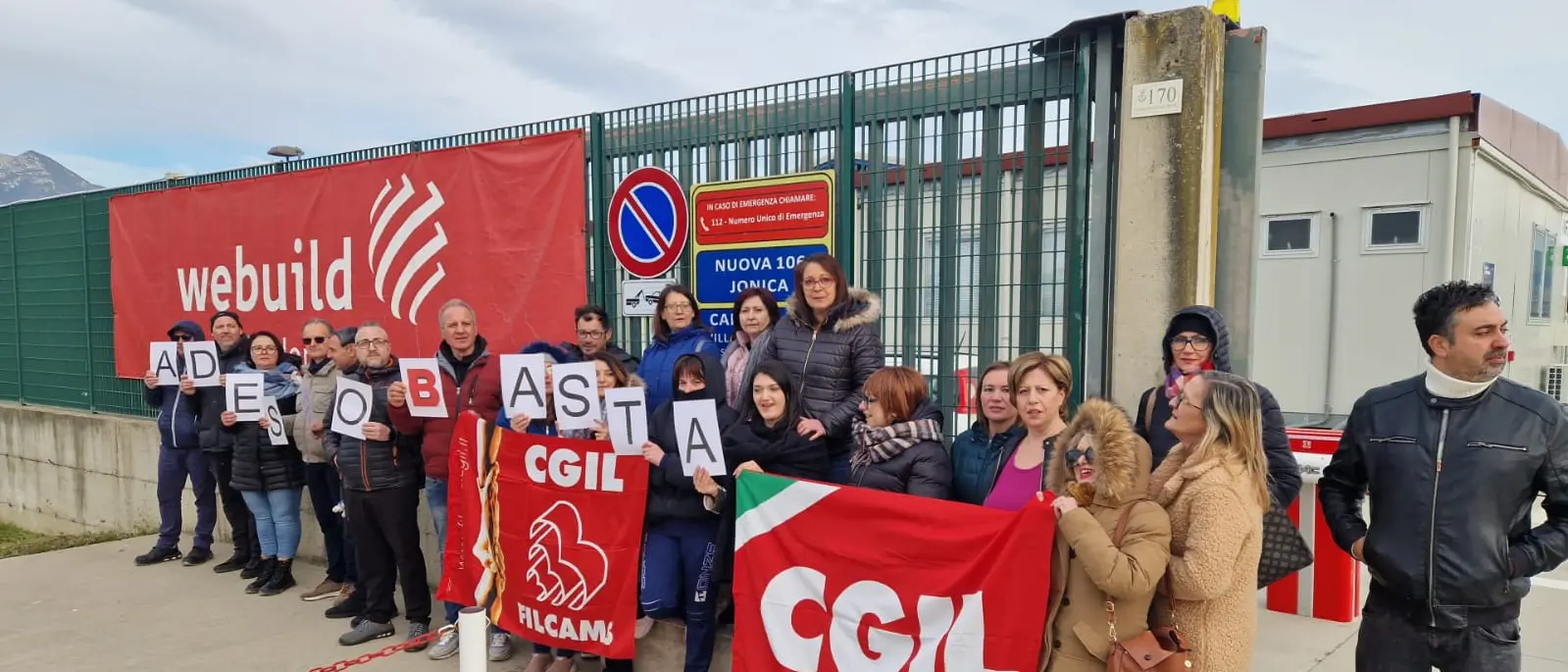 Lavori sulla statale 106, a Villapiana la protesta degli operatori della mensa: «Non ci pagano da mesi»