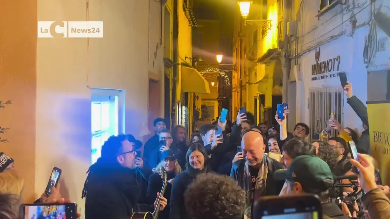 «Faccio solo capolavori»: l'ironia di Brunori che festeggia a Sanremo il nuovo album