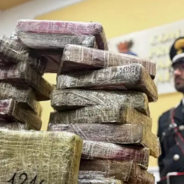 Sequestro record di droga a Napoli, bloccato un tir con 80 chili di cocaina: avrebbe fruttato 10 milioni\n