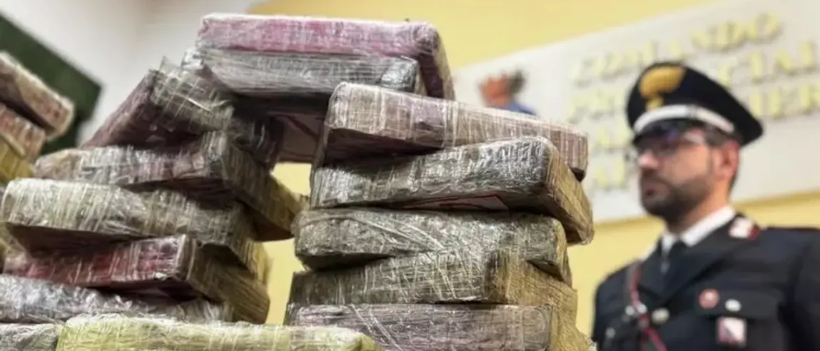 Sequestro record di droga a Napoli, bloccato un tir con 80 chili di cocaina: avrebbe fruttato 10 milioni\n