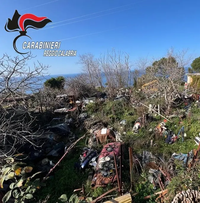 Palmi, sequestrata una discarica abusiva di rifiuti pericolosi: denunciati i proprietari del terreno\n