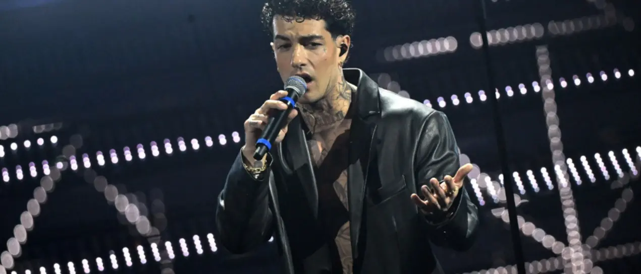 Tony Effe e il caso della collana fatta togliere prima dell’esibizione: «Per me Sanremo finisce qui»\n