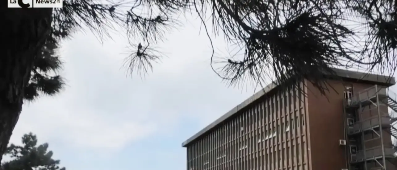 Pretende una radiografia e si scaglia contro un’anestesista: attimi di panico al pronto soccorso di Paola\n