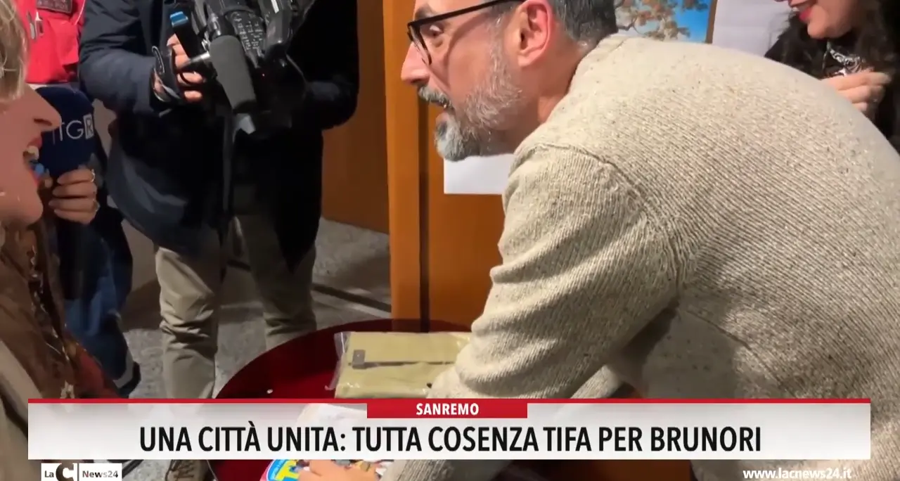 Una città unita: tutta Cosenza tifa per Brunori