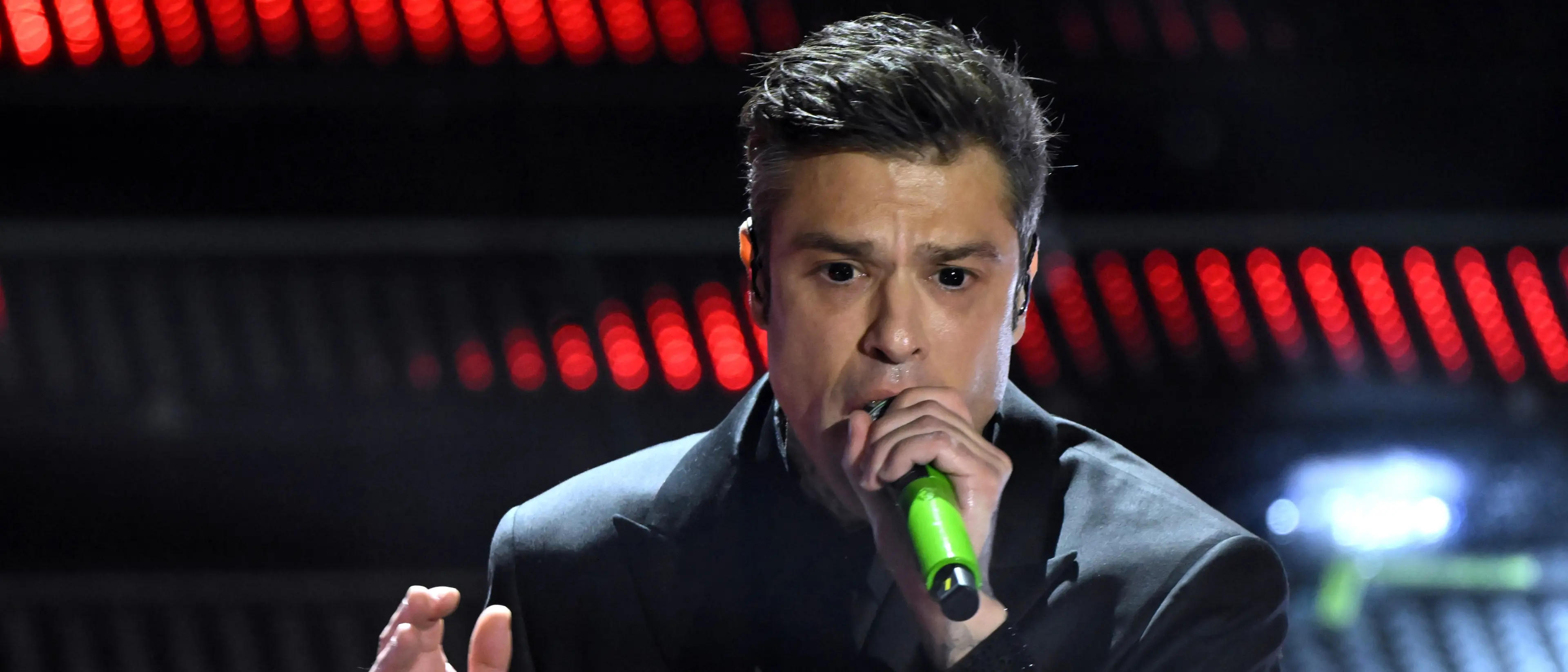 Sanremo 2025: Fedez trasforma un ristorante nel suo Doom District