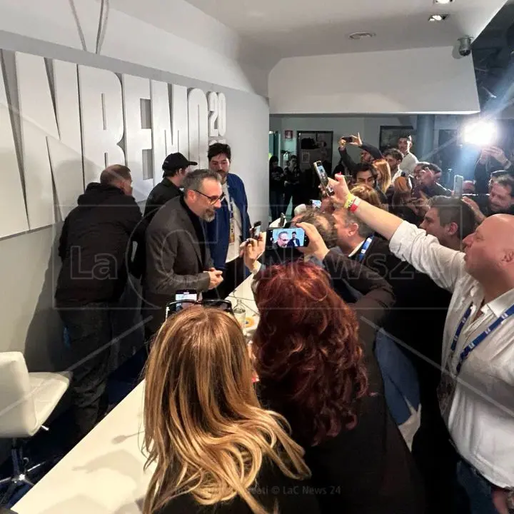 Brunori scherza in conferenza stampa a Sanremo: «Viva il familismo morale, che bello suonare Dalla con la mia band»