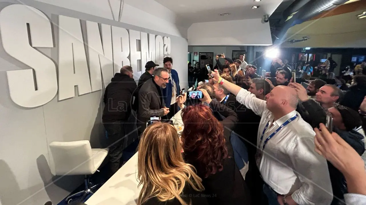 Brunori scherza in conferenza stampa a Sanremo: «Viva il familismo morale, che bello suonare Dalla con la mia band»