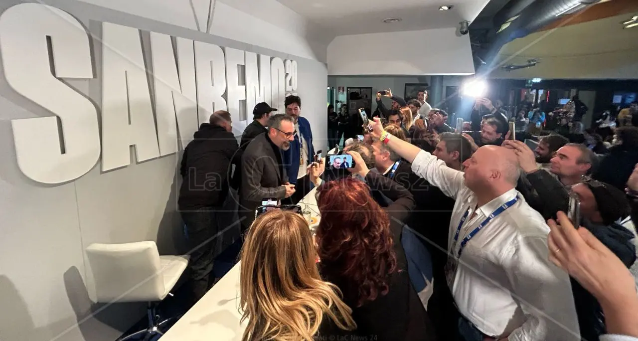 Brunori scherza in conferenza stampa a Sanremo: «Viva il familismo morale, che bello suonare Dalla con la mia band»