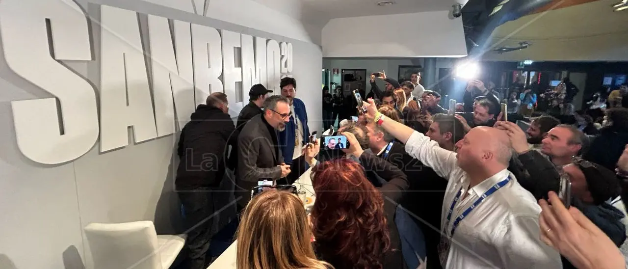 Brunori scherza in conferenza stampa a Sanremo: «Viva il familismo morale, che bello suonare Dalla con la mia band»