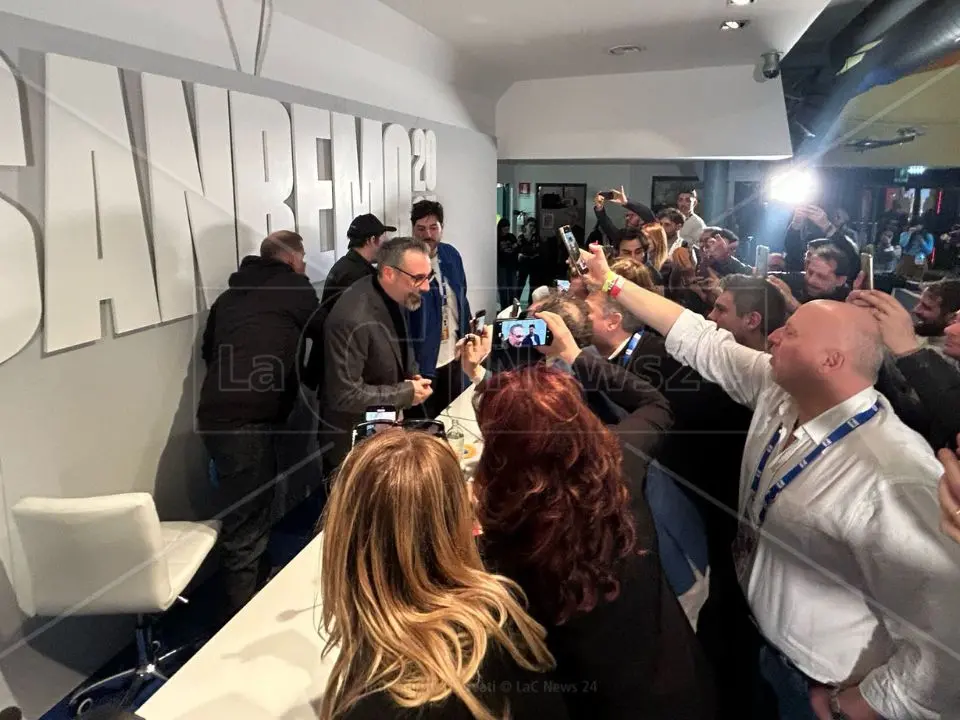 Brunori scherza in conferenza stampa a Sanremo: «Viva il familismo morale, che bello suonare Dalla con la mia band»