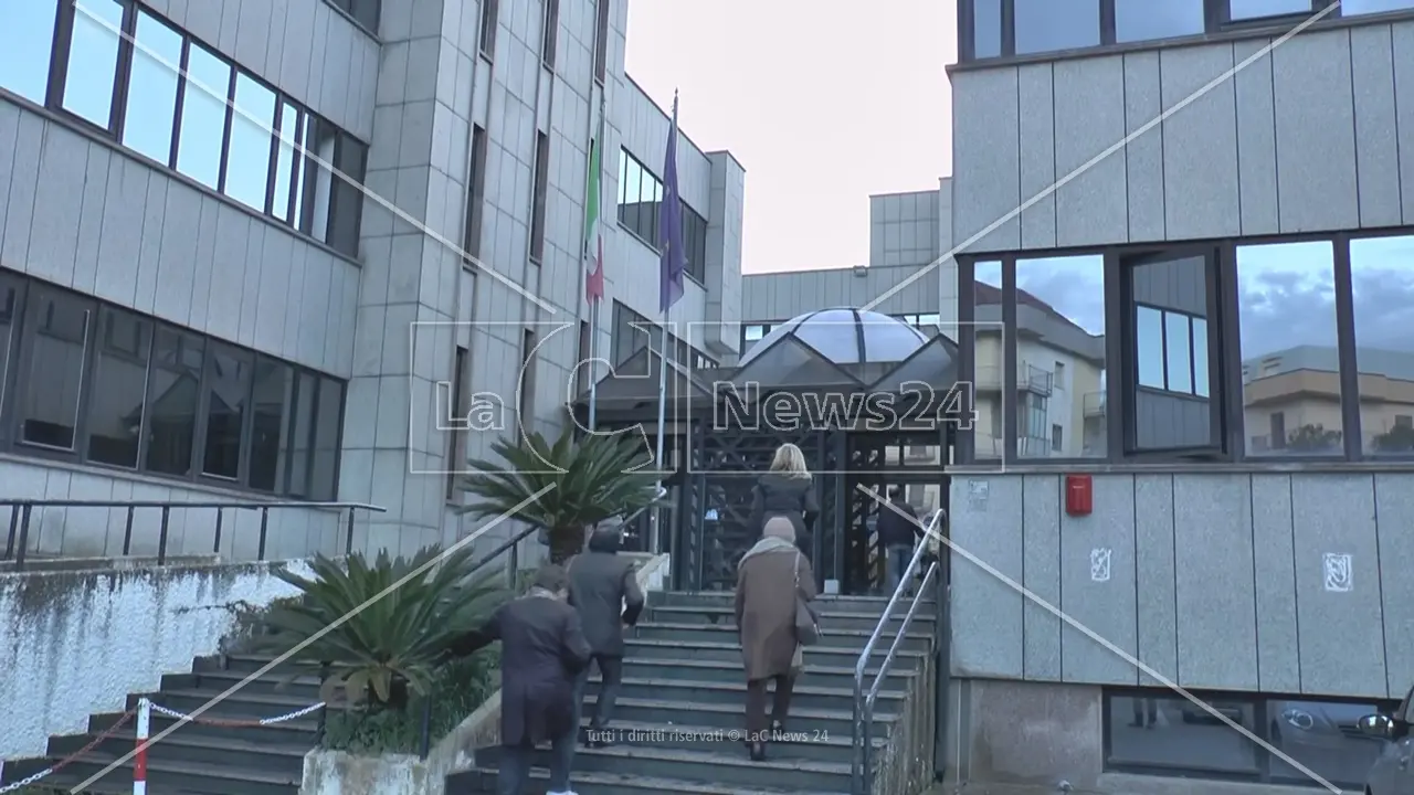 <p>La sede del tribunale dei minori di Catanzaro</p>\\n