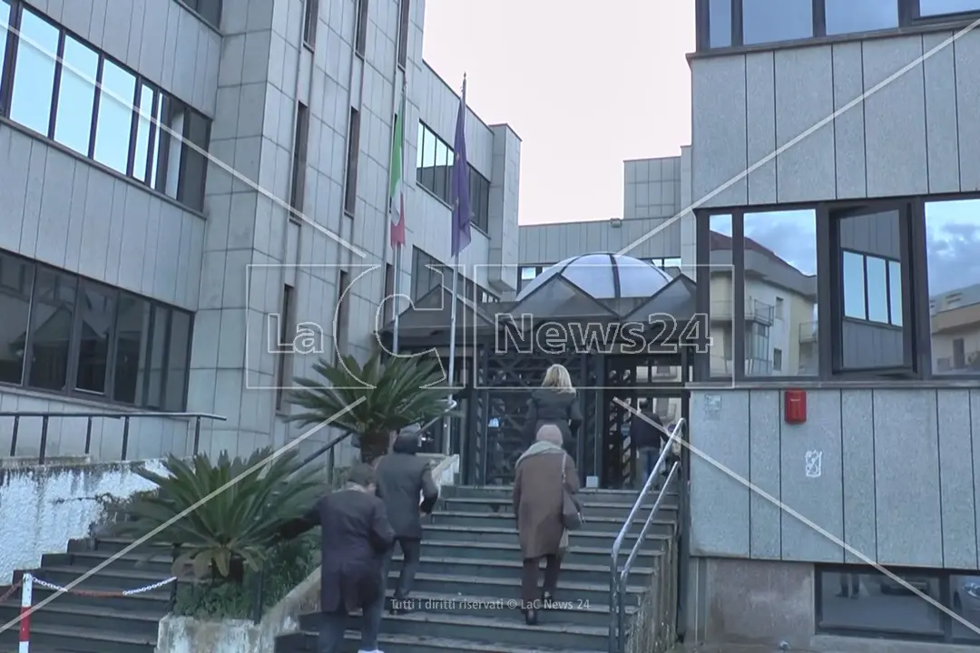 <p>La sede del tribunale dei minori di Catanzaro</p>\\n