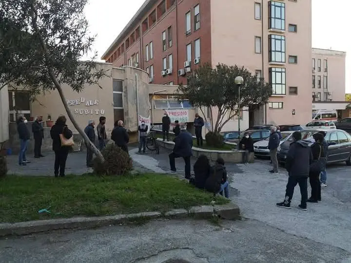 Ospedale di Cariati, per Straface è «aperto e funzionante». Le Lampare: «Noi vogliamo parlare a Occhiuto»