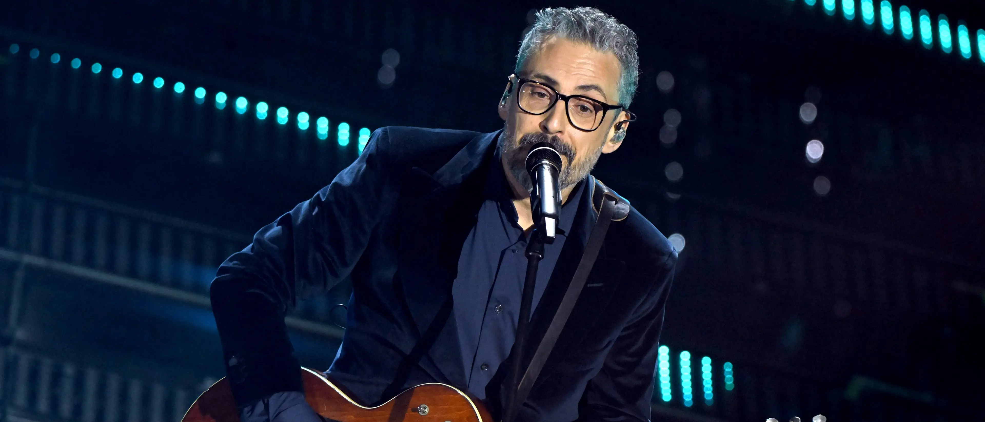 Sanremo 2025, tutto pronto per l’attesissima serata delle cover: Brunori a mezzanotte inoltrata con L’anno che verrà\n