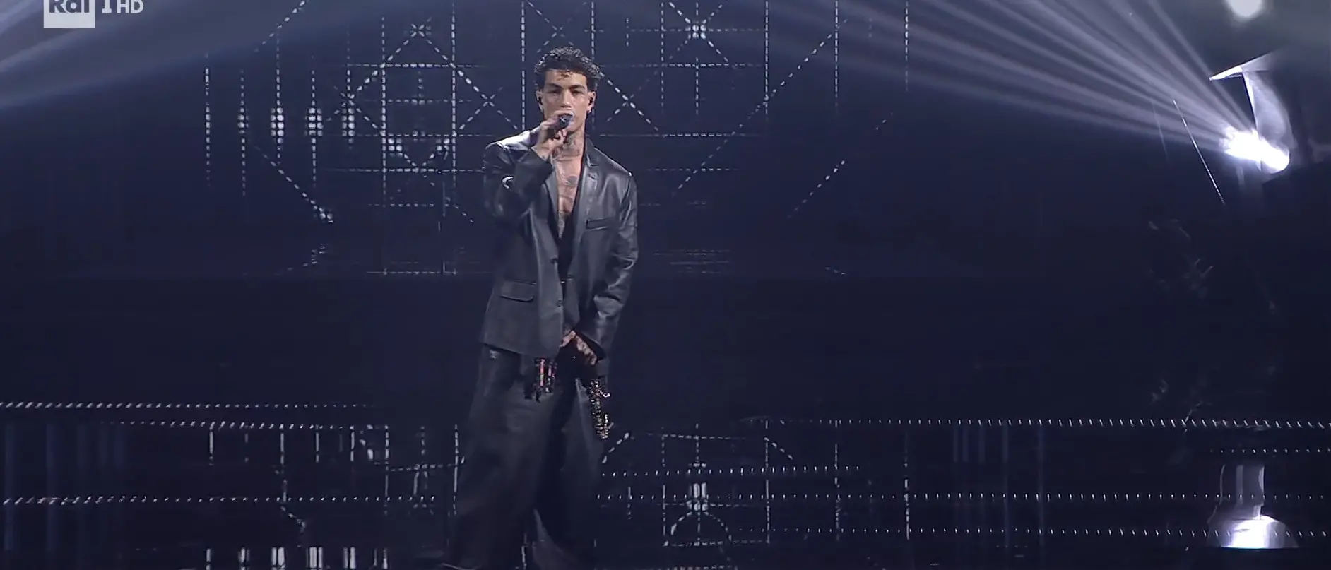 Tony Effe e lo “scandalo della collana”: «Altri artisti erano saliti sul palco con lo stesso brand»