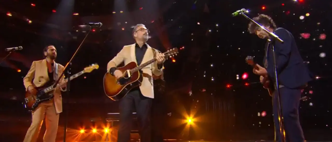 Sanremo 2025, Brunori fa cantare l’Ariston con \"L'anno che verrà\" di Dalla e ricorda Paolo Benvegnù