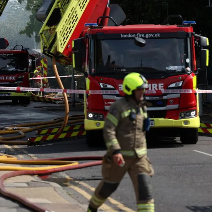 Londra, incendio in un hotel di lusso: oltre 100 evacuati\n