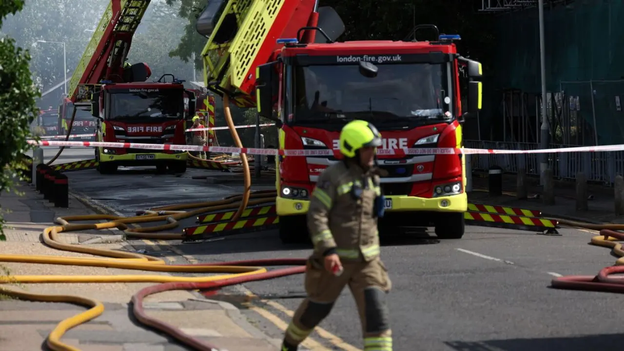 Vigili del fuoco al lavoro per spegnere l\\'incendio dell\\'hotel nel centro di Londra