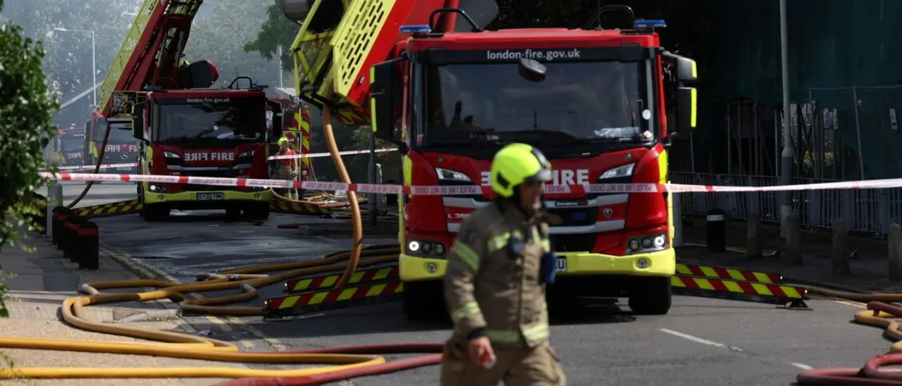 Londra, incendio in un hotel di lusso: oltre 100 evacuati\n