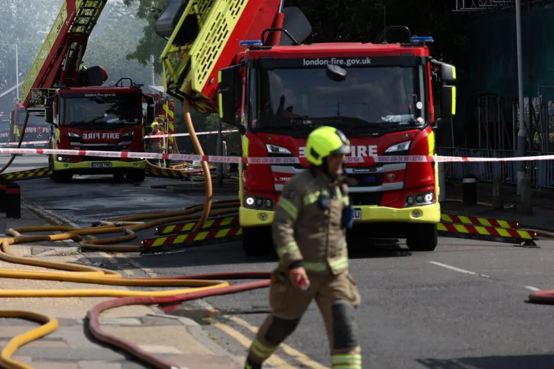 Vigili del fuoco al lavoro per spegnere l\\'incendio dell\\'hotel nel centro di Londra