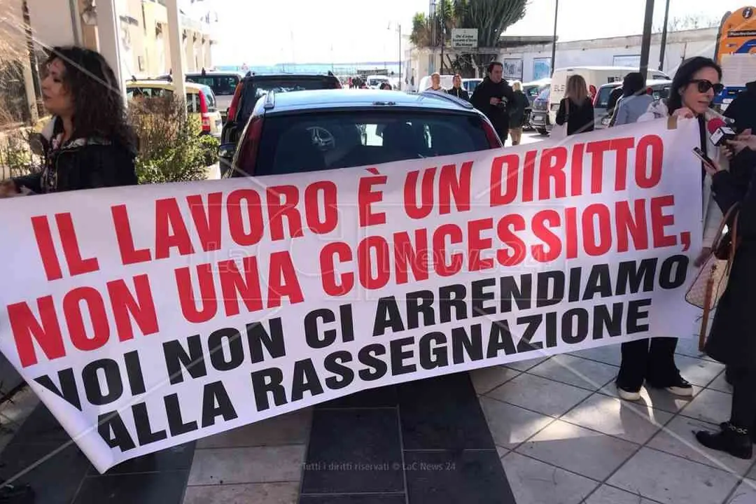 <p>Una delle proteste dei lavoratori Abramo durante i mesi caldi della vertenza</p>\\n