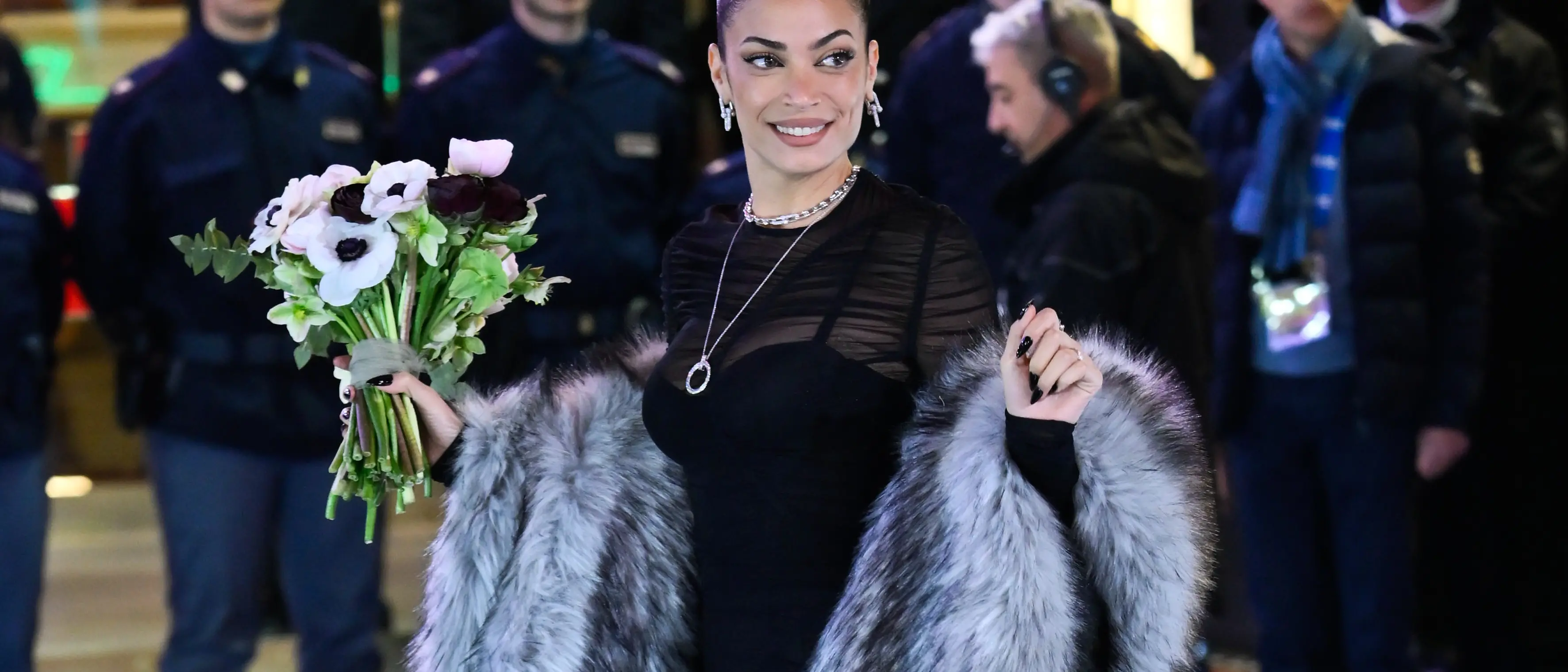 Elodie a Sanremo con un sex toy nella borsetta: «Sono giornate piene di tensione e nervosismo, fai vrrr e via…»