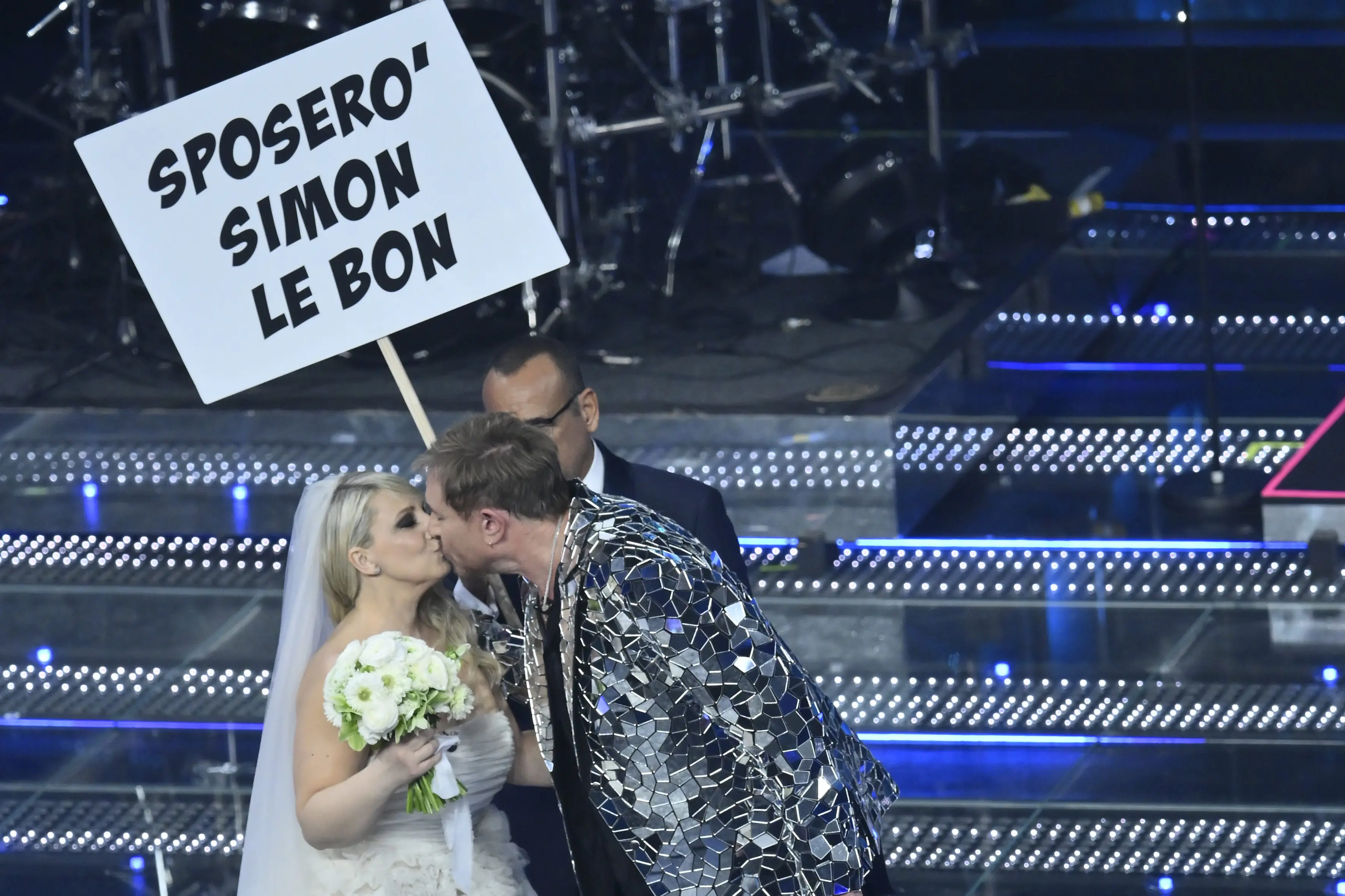 <p>Il bacio di&nbsp;Katia Follesa e Simon Le Bon</p>\\n