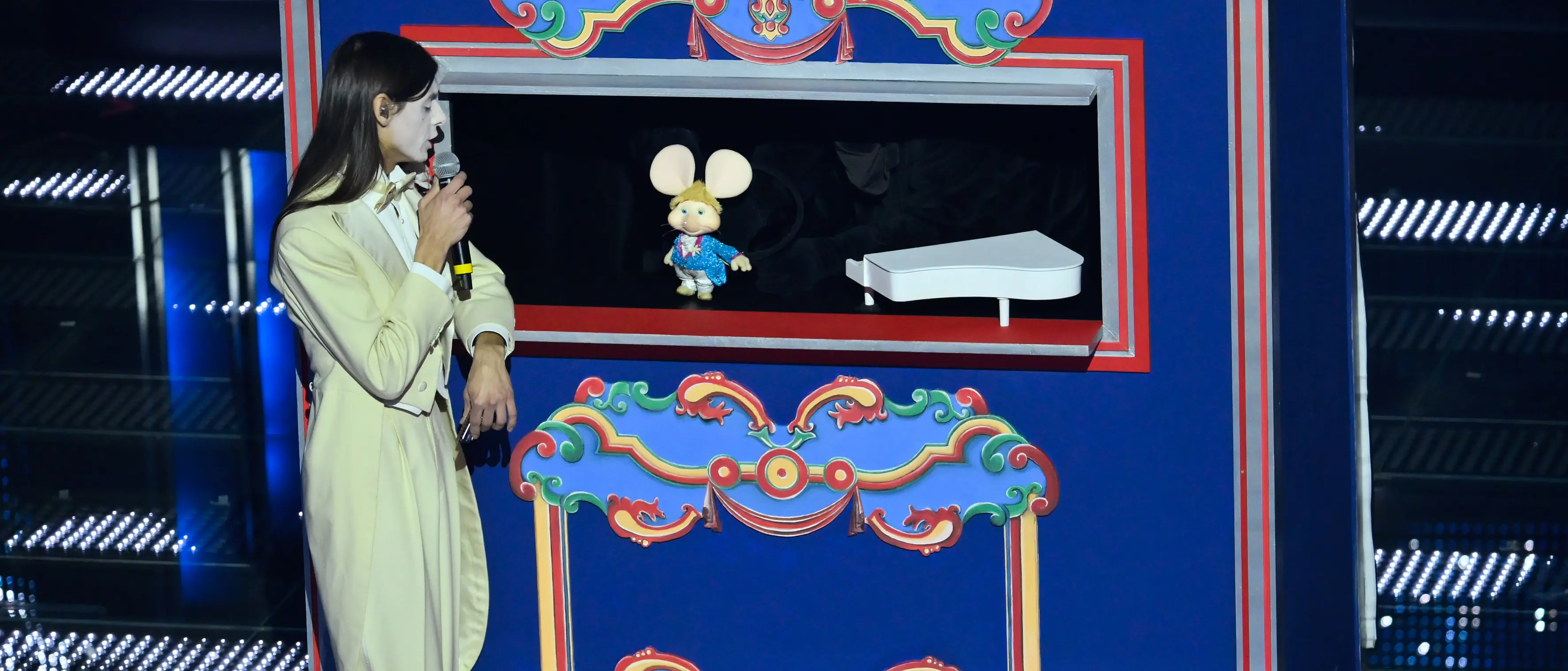 Lucio Corsi incanta Sanremo con Topo Gigio, ma Carlo Conti lo snobba: bufera sui social\n