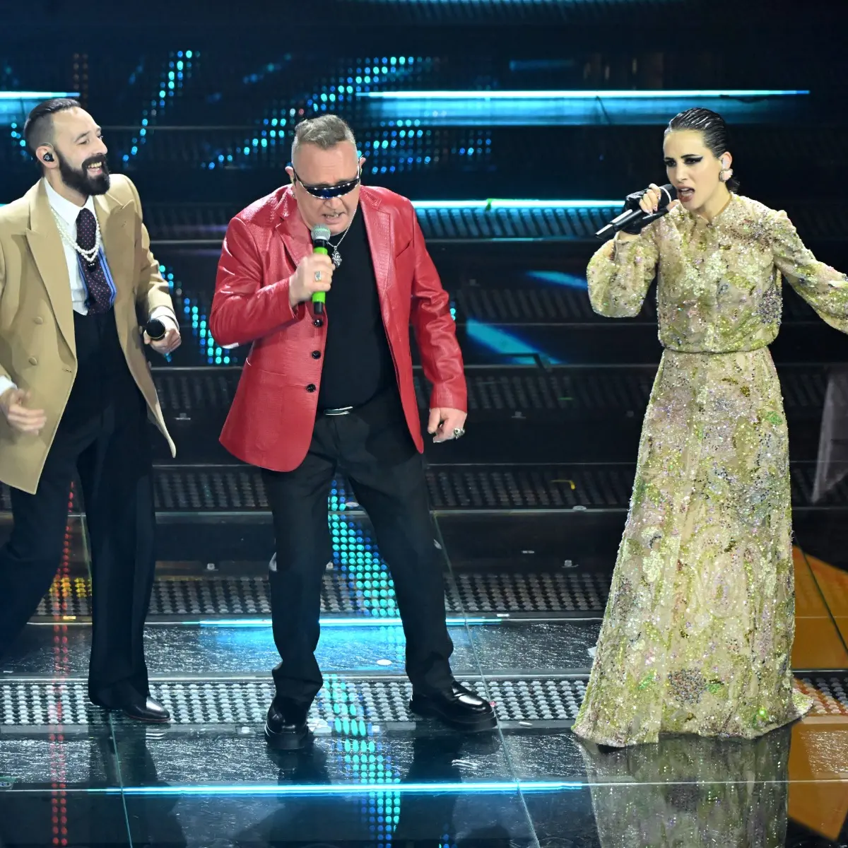 Johnson Righeira furioso dopo il duetto con i Coma Cose: «Mi hanno fatto girare la maglietta. Non sono John Travolta!»\n