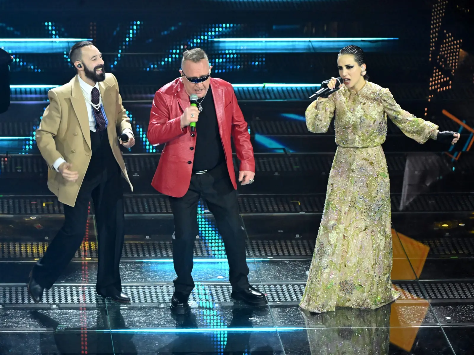 Johnson Righeira furioso dopo il duetto con i Coma Cose: «Mi hanno fatto girare la maglietta. Non sono John Travolta!»\n