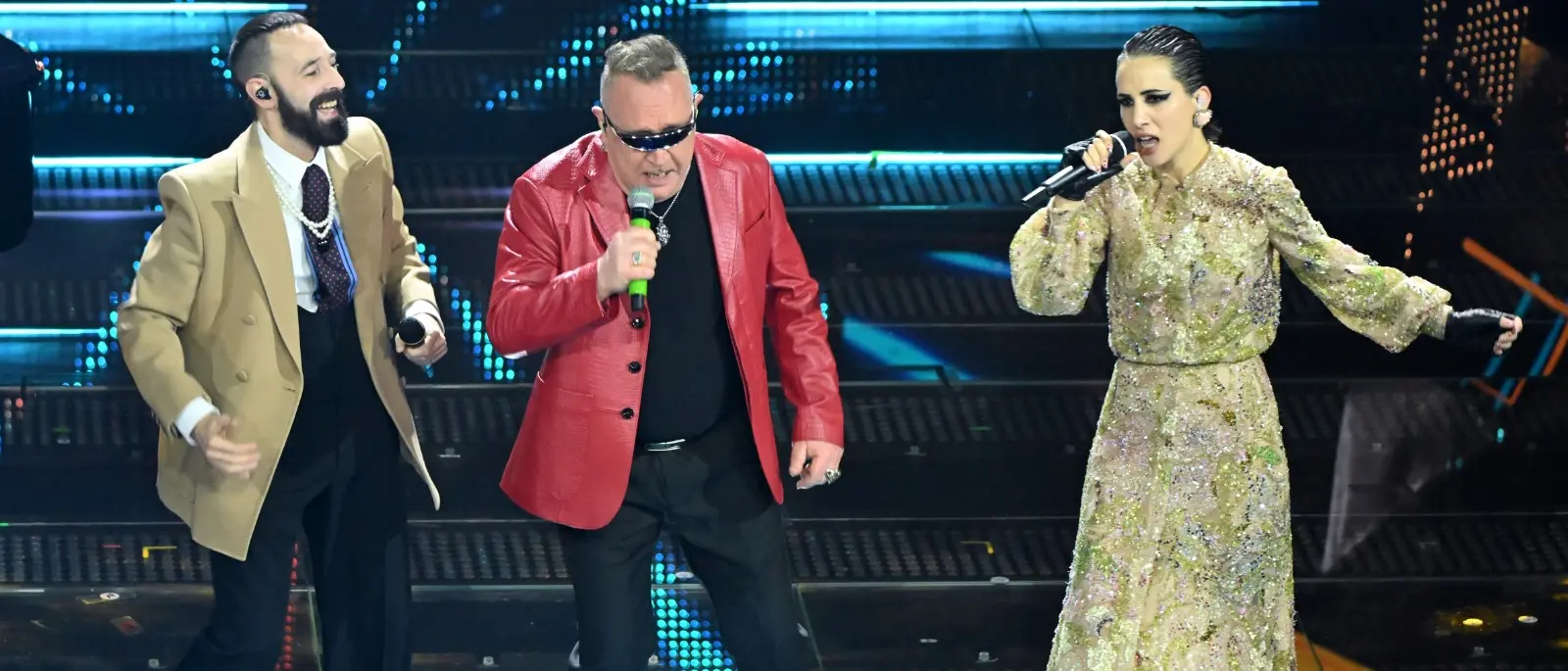 Johnson Righeira furioso dopo il duetto con i Coma Cose: «Mi hanno fatto girare la maglietta. Non sono John Travolta!»\n