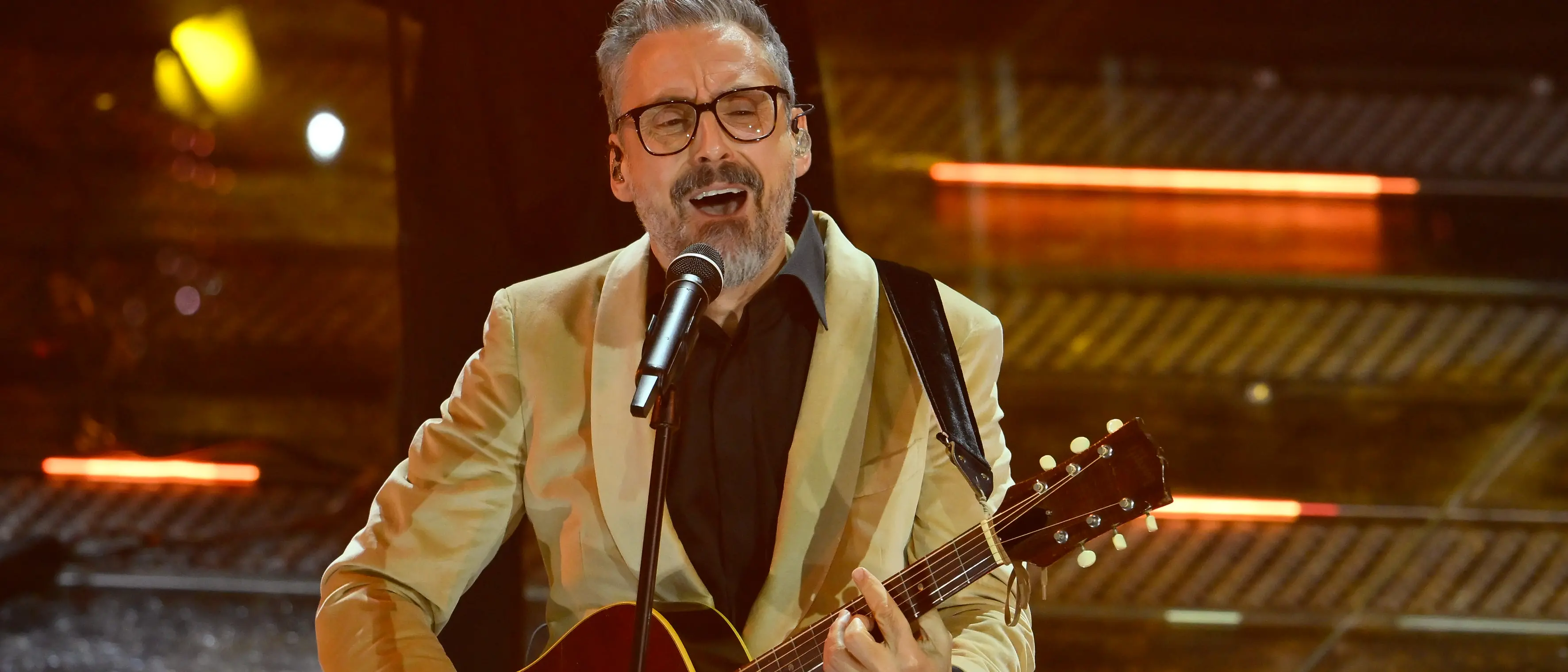 Sanremo 2025, grande attesa per l’ultima serata del Festival. Ecco quando si esibirà Brunori\n