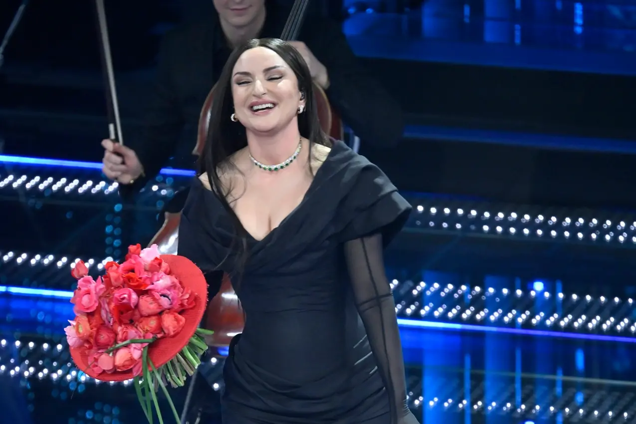 <p>Arisa sul palco di Sanremo</p>\\n , Pool Sanremo 01